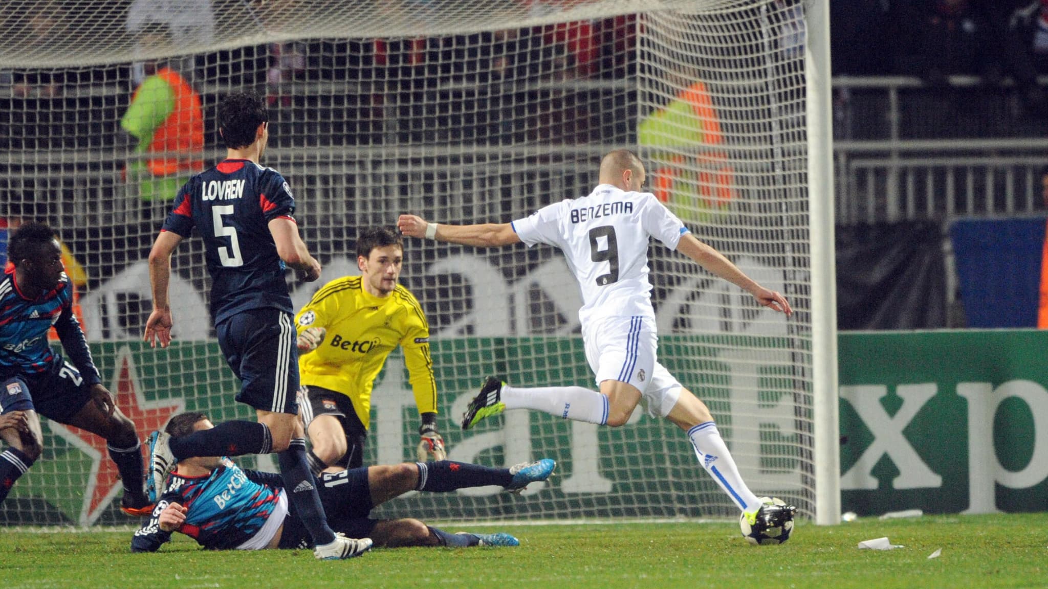 Le but de Benzema avec le Real à Lyon en 2011 Le but de Benzema avec le Real à Lyon en 2011