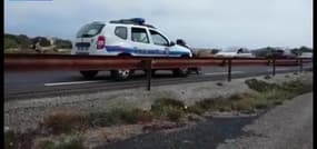 Une voiture de Police pousse un handicapé en fauteuil roulant sur la route