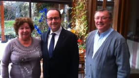 François Hollande avec André Anjorand, maire de Plouvain dans le Nord, et son épouse. Tous deux habitent la maison qui a autrefois appartenu aux grands-parents du Président.BFMTV