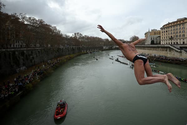 Simone Carabella fait un plongeon de 17 mètres du Ponte Cavour dans le Tibre dans le cadre des célébrations traditionnelles du Nouvel An, le 1er janvier 2024.