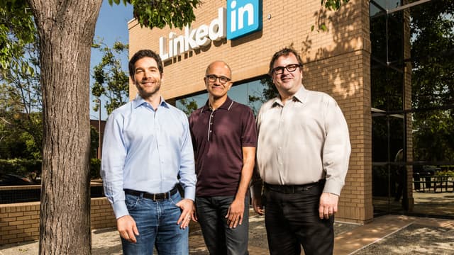 Satya Nadella, Pdg de Microsoft entouré de Jeff Weiner, fondateur et directeur-général de LinkedIn et Reid Hoffman président du conseil d'administration.