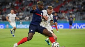 Le milieu de terrain français Paul Pogba, aux prises avec son homologue allemand Toni Kroos, lors de leur match (groupe F) de l’Euro 2020, le 15 juin 2021 à Munich
