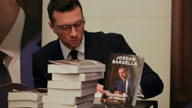 Le président du Rassemblement national (RN) Jordan Bardella lors d'une séance de dédicace de son livre au théâtre Marigny, le 28 octobre 2025 à Paris
