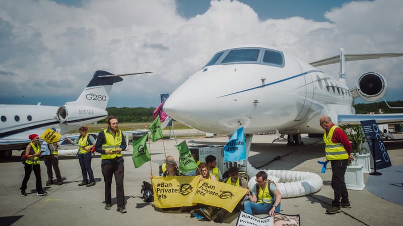 Des dizaines d'activistes du climat perturbent le salon de l'aviation d'affaires à Genève.