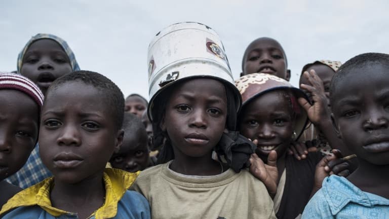 Des enfants prennent la pause devant un camps de réfugiés au nord-est du Nigeria le 1er août 2017