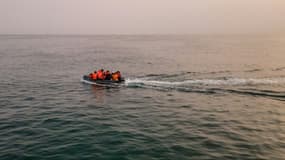 Des migrants à bord d'un bateau pneumatique traversent la Manche depuis la France pour gagner l'Angleterre, le 11 septembre 2020 (ILLUSTRATION)