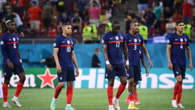 La déception des joueurs français après leur défaite face à la Suisse (3-3, 5-4 t.a.b.) en 8e de finale de l'Euro 2020, le 28 juin 2021 à Bucarest