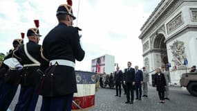 Les cérémonies des 80 ans du 8 mai 1945 à Paris, sous l'Arc de triomphe
