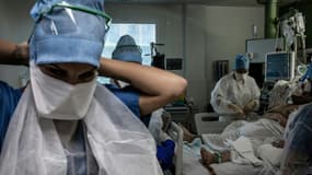 Des soignants s'occupent d'un patient atteint du Covid-19 dans l'unité de soins intensifs de l'hôpital Lyon-Sud, à Pierre-Bénite, le 9 septembre 2021