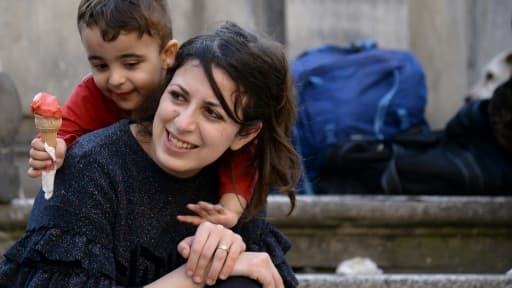 Nour, une réfugiée syrienne qui faisait partie des 12 Syriens ramenés par le pape François de Lesbos, et son fils Riad, le 5 avril 2017 à Rome
