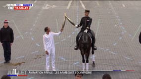 14-Juillet: les images du relais de la flamme olympique sur l'avenue Foch 