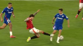 Le tacle de Lindelöf sur Prados lors du match entre Manchester United et l'Athletic Bilbao, à Old Trafford le 8 mai 2025