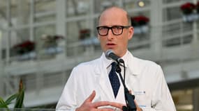 Le professeur Sergio Alfieri donne une conférence de presse à l'hôpital Gemelli où le pape François est hospitalisé pour des tests et un traitement pour une bronchite à Rome, le 21 février 2025. 