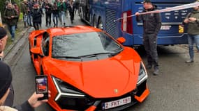 Mathieu Van der Poel au volant de sa Lamborghini le 26 décembre 2024 