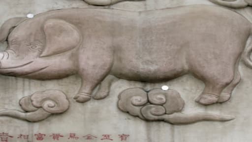 Photo d'un bas-relief représentant le porc de l'astrologie chinoise sur un temple de Beijing en Chine.