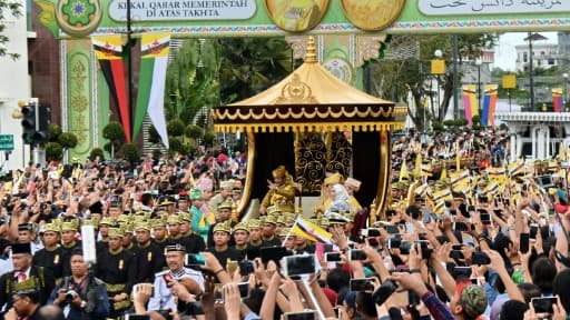 Le sultan du Brunei Hassanal Bolkiah (c) sur un chariot tiré par ses sujets, salue la foule, lors des cérémonies pour ses 50 ans de règne, le 5 octobre 2017 à Bandar Seri Begawan Le sultan du Brunei Hassanal Bolkiah (c) sur un chariot tiré par ses sujets, salue la foule, lors des cérémonies pour ses 50 ans de règne, le 5 octobre 2017 à Bandar Seri Begawan