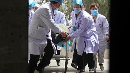 Cent quatorze mineurs ont été récupérés vivants lundi d'une mine inondée du nord de la Chine où ils auront passé plus d'une semaine, dans l'eau et l'obscurité, rapportent les autorités. /Photo prise le 5 avril 2010/REUTERS