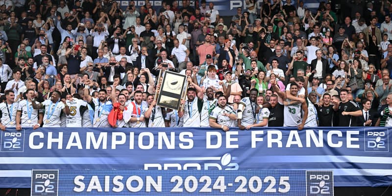 Les joueurs de Montauban avec le bouclier de Pro D2, le 7 juin 2025.