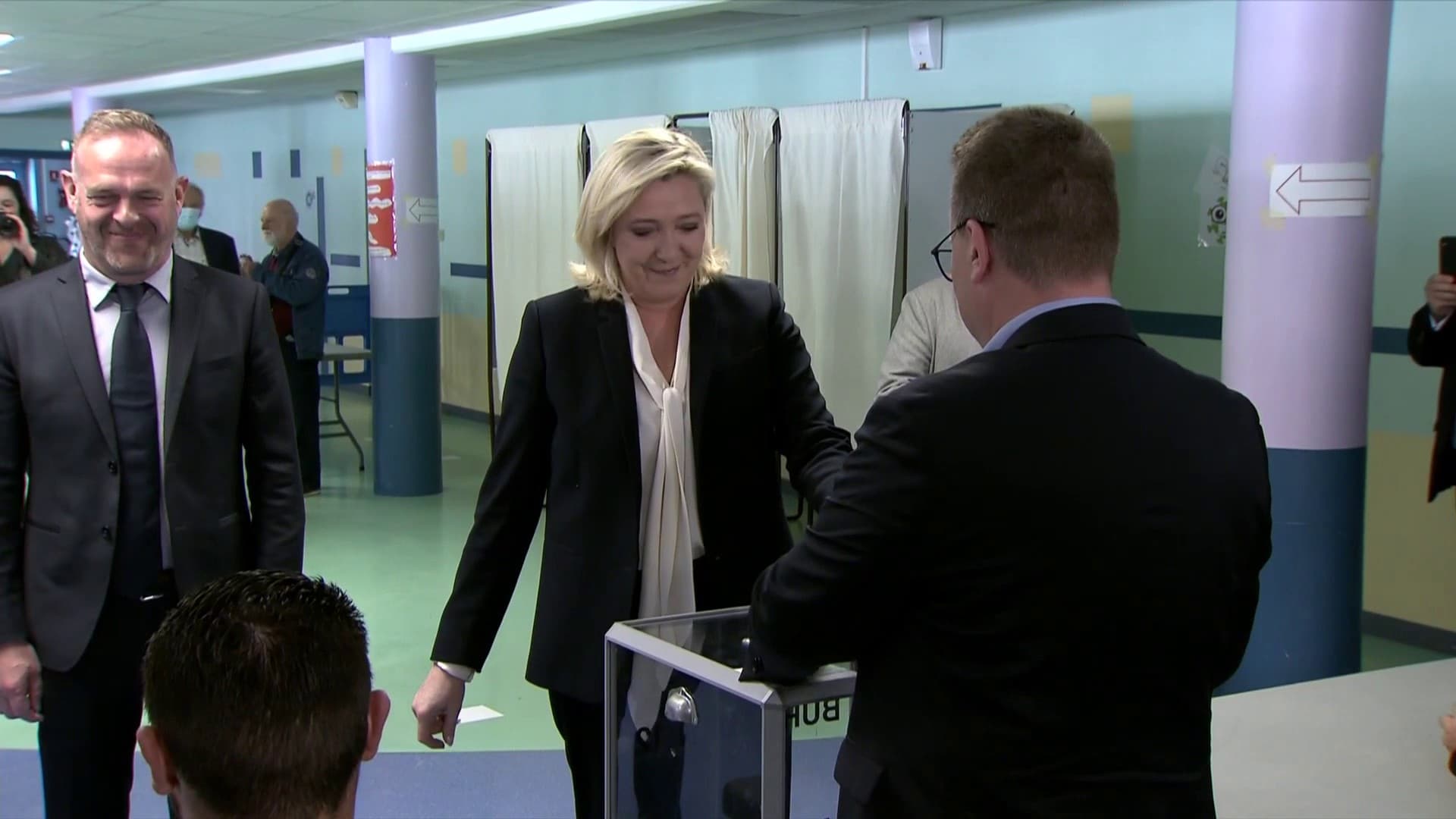 Marine Le Pen vote pour le second tour de la présidentielle le 24 avril 2022 Marine Le Pen vote pour le second tour de la présidentielle le 24 avril 2022