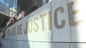 Plusieurs centaines de sympathisants de la cause des migrants se sont mobilisés ce jeudi devant le palais de justice de Grenoble.