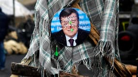 Une photo du président déchu Viktor Ianoukovitch transpercée de fléchettes, sur la place Maïdan, à Kiev, le 25 février.