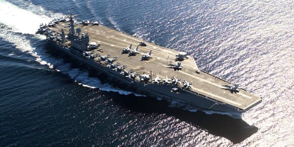 La porte-avions USS Nimitz transporte deux fois plus d'aéronefs que le Charles-de-Gaulle. La porte-avions USS Nimitz transporte deux fois plus d'aéronefs que le Charles-de-Gaulle.