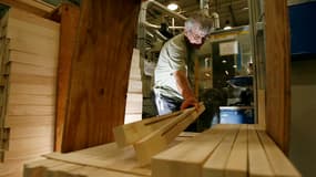 Le gouvernement français est pris entre deux feux sur la question de la compétitivité qui pose l'équation complexe de l'offre et de la demande dans un moment de faiblesse politique et surtout de marasme prolongé de la conjoncture. /Photo d'archives/REUTER