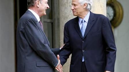 Jacques Chirac et Dominique de Villepin, en 2007 sur le perron de l'Elysée. L'ancien Premier ministre, considéré comme un proche du président qui l'avait nommé, s'est dit opposé à un renvoi du procès de Jacques Chirac, qui doit être jugé à partir de lundi