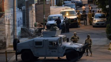 Des soldats mexicains montent la garde après une fusillade, dans laquelle huit trafiquants de drogue présumés ont été tués par la police, à Mexico le 20 juillet 2017