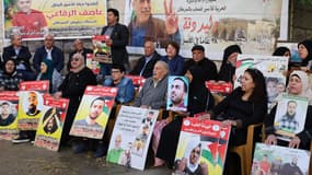 Des proches de Palestiniens détenus dans des prisons israéliennes organisent un sit-in devant la Croix-Rouge à Ramallah, en Cisjordanie, le 21 novembre 2023