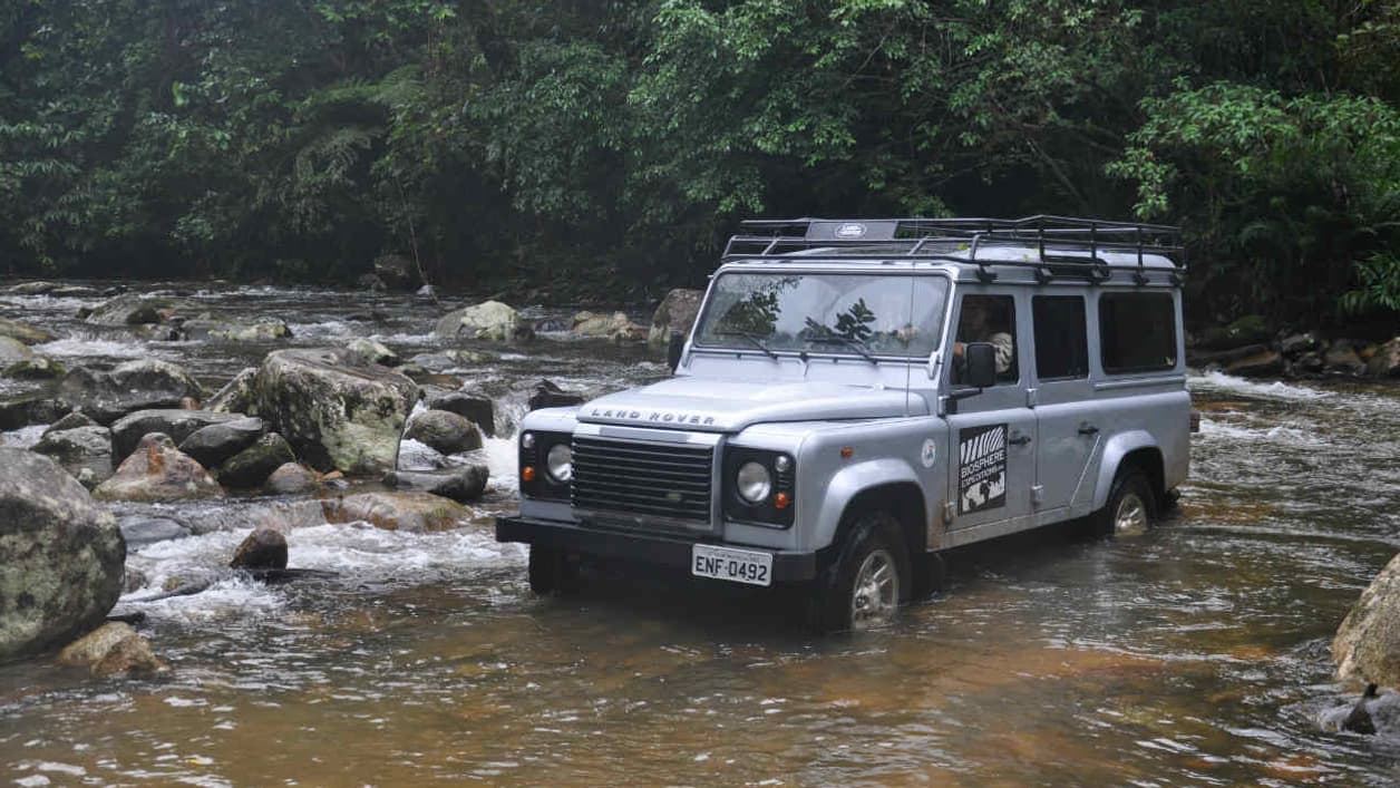 Le Land Rover Defender a été adopté par l'armée anglaise pour sa capacité à passer partout, vraiment partout. Le Land Rover Defender a été adopté par l'armée anglaise pour sa capacité à passer partout, vraiment partout.