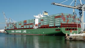 Le navire porte-container chinois, CSCL Asia en provenance de Hong Kong, décharge sa cargaison, le 31 août 2005 au port du Havre. 