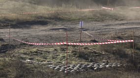 Des mines antichars sont empilées lors d'opérations de nettoyage dans la région de Kherson, récemment reconquise, le 14 novembre 2022.