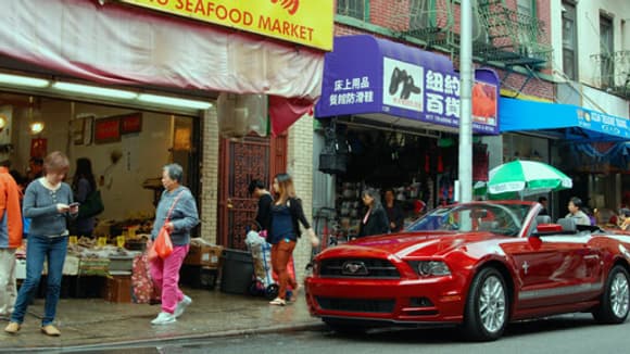 La Ford Mustang dans une rue commerçante du quartier chinois de New York.