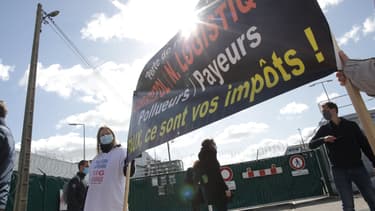 Plusieurs centaines de personnes manifestent pour commémorer le premier anniversaire de l'incendie de l'usine Lubrizol