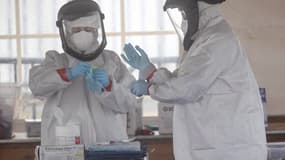 Du personnel soignant en train de s'équiper de protections contre le coronavirus dans l'Etat du Connecticut aux Etats-Unis.