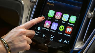 "Les constructeurs devraient avoir pour objectif de limiter la distraction du conducteur en concevant des systèmes qui ne demandent pas plus d’attention visuelle ou mentale que d’écouter la radio", demande l'Association Américaine des Automobilistes.
