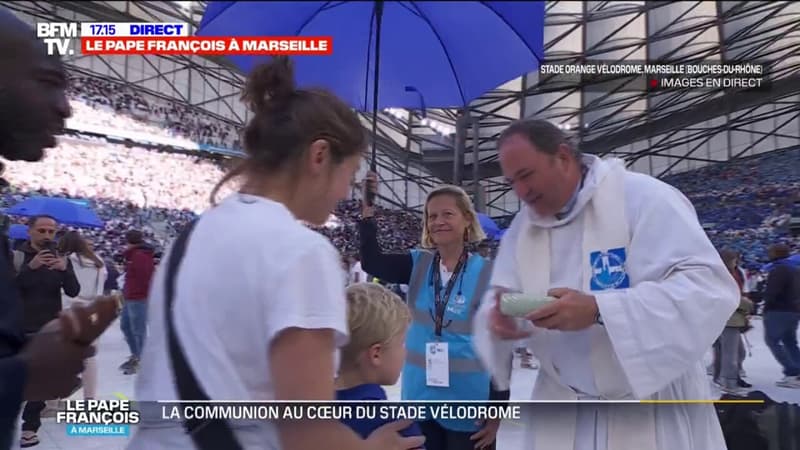 Le pape à Marseille: la communion a débuté au coeur du stade Vélodrome pour les 62 000 fidèles présents