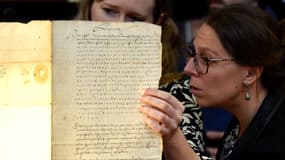 Les chercheuses Cécile Pierrot et Camille Desenclos devant la lettre codée de Charles Quint, le 23 novembre 2022 à Nancy