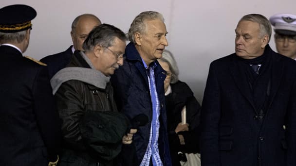 Francis Collomp à la descente de l'avion à Villacoubaly ce lundi à 6h10.