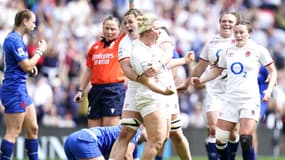 Les Anglaises se congratulent après leur victoire face aux Françaises dans le Tournoi des VI Nations féminin 2023.