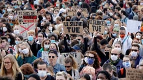 Des manifestants lors d'un rassemblement sur le Champ-de-Mars, le 6 juin 2020 à Paris, pour dénoncer le racisme et les violences policières