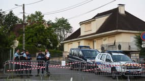 Police et gendarmerie devant le domicile des Daval, à Gray-la-Ville (Haute-Saône), le 17 juin 2019.