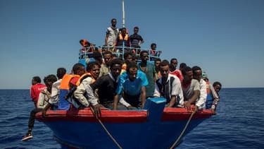 Une embarcation de migrants qui attendent d'être sauvés par l'Aquarius, le bateau de l'ONG SOS méditerranée.