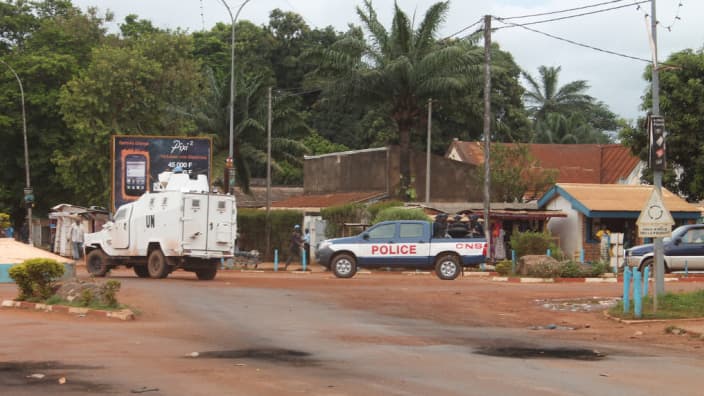 Un véhicule des Nations Unies et un autre de la police à Bangui en octobre 2014.