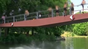 Des jeunes affrontent les températures caniculaires en sautant dans des cours d'eaux interdits au public, comme ici dans le canal de la Deûle.