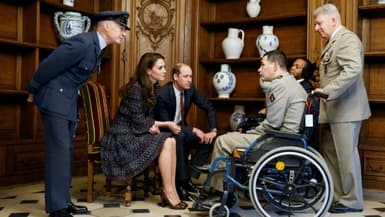 Le prince William et son épouse Kate rencontrent des soldats blessés à l'Institution nationale des Invalides, le 18 mars 2017 à Paris