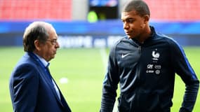 Le président de la Fédération française de football (FFF) Noël Le Graêt, en pleine discussion avec l'attaquant de l'équipe de France Kylian Mbappé, le 2 juin 2017 au Roazhon Park à Rennes, à la veille du match amical contre le Paraguay