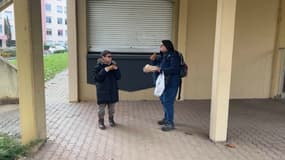 Olivier et sa maman mangent seuls devant l'école.