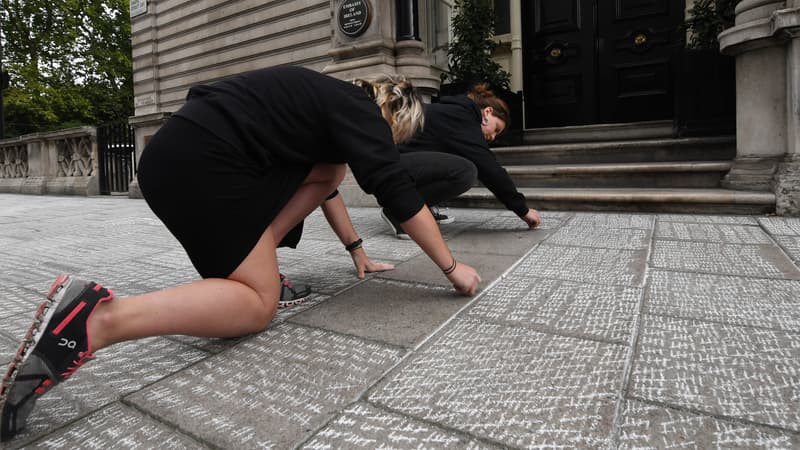 Devant l'ambassade d'Irlande à Londres, des femmes pro-droit à l'avortement dénombrent au sol le nombre de femmes ayant fait le déplacement jusqu'en Angleterre pour se faire avorter. 